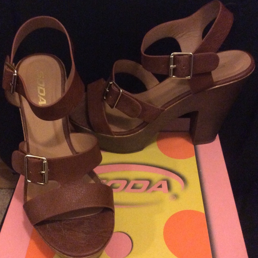 Soda “Ongela” Dark tan platform sandals size 8.5